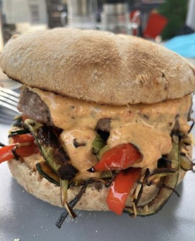 Rezept: Hamburger in Vollkornbun mit Grillgemüse und Ajvar-Joghurt-Soße