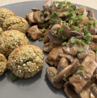 Rezept: Pilz-Geschnetzeltes mit Petersilie-Quinoa-Bällchen