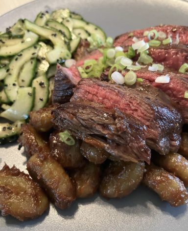 Rezept: Rindersteak auf Erbsengnocci mit Gurkensalat