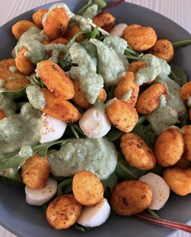 Rezept: Gnocchisalat mit Zucchini-Basilikum-Dressing