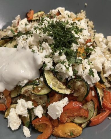 Mahlzeit: Couscous mit Ofengemüse, Feta und Kräuterjoghurt